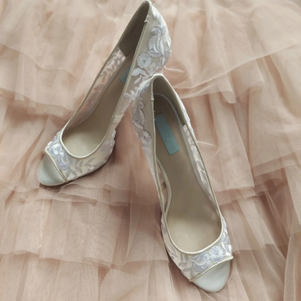 Betsey Johnson Open Toe Embroidered White Cream Heels Sz 10